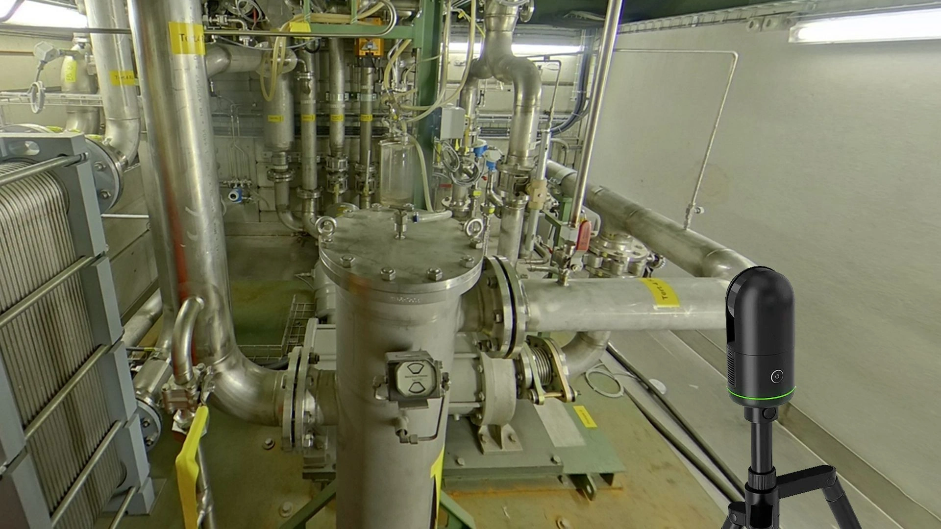 Bestehende Industriehalle mit Rohrleitungen und Anlagen in Buchs SG Rheintal